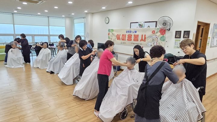 자원봉사자들이 시립요양원에서 어르신들을 대상으로 이미용 재능나눔 봉사활동을 펼치고 있다. *재판매 및 DB 금지