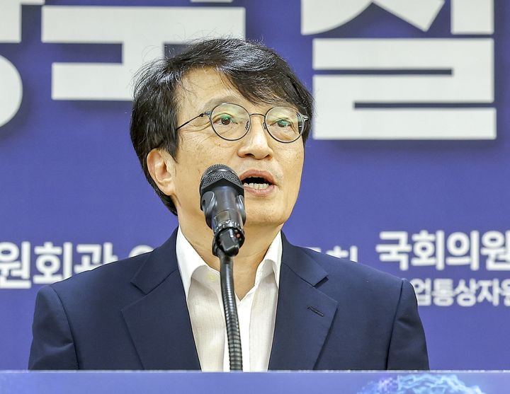 [서울=뉴시스] 정병혁 기자 = 김의겸 더불어민주당 의원이 6일 서울 여의도 국회 의원회관에서 열린 대한민국 글로벌 로봇 파운드리 도약과 K-피지컬AI 강국 실현을 위한 포럼에서 발언하고 있다. 2026.08.06. jhope@newsis.com *재판매 및 DB 금지