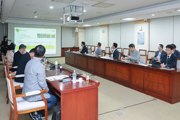 [대전=뉴시스] 대전시가 11월 개최 예정인 제9회 세계태양광총회(WCPEC-9)를 앞두고 18일 '세계태양광총회 용역 실행계획 보고회'를 갖고 준비 상황과 분야별 실행계획을 점검했다. (사진=대전시 제공) 2026.08.18. photo@newsis.com&nbsp;&nbsp; *재판매 및 DB 금지