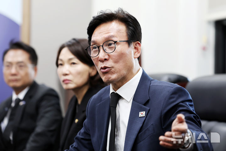 [전남광주=뉴시스] 양시원 기자 = 김민석 더불어민주당 당대표가 18일 오후 전남광주 북구 운정동 국립5·18민주묘지 참배객 대기실에서 열린 전남광주통합특별시의회 의장단 면담에서 발언하고 있다. 2026.08.18. goodwrite97@newsis.com
