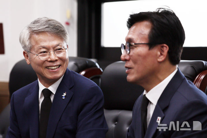 [전남광주=뉴시스] 양시원 기자 = 민형배 전남광주통합특별시장이 18일 오후 전남광주 북구 운정동 국립 5·18 민주묘지 참배객 대기실에서 김민석 더불어민주당 당대표와 만나 이야기를 나누고 있다. 2026.08.18. goodwrite97@newsis.com