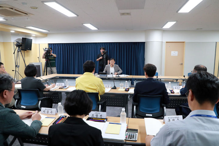 [울산=뉴시스] 김상욱 울산시장이 18일 울산경제자유구역청을 직접 방문해 이경식 울산경제자유구역청장을 비롯한 직원들과 현장 점검 회의를 가졌다. (사진= 울산시 제공) 2026.08.18.photo@newsis.com *재판매 및 DB 금지