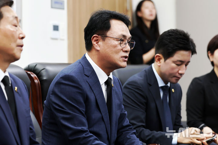 [전남광주=뉴시스] 양시원 기자 = 송형곤 전남광주통합특별시의회 의장이 18일 오후 전남광주 북구 운정동 국립 5·18 민주묘지 참배객 대기실에서 김민석 더불어민주당 신임 당대표와 만나 이야기를 나누고 있다. 2026.08.18. goodwrite97@newsis.com