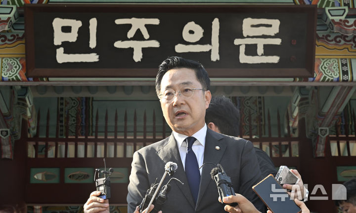[전남광주=뉴시스] 양시원 기자 = 박성준 더불어민주당 수석대변인이 지난 18일 전남광주 북구 운정동 국립5·18민주묘지를 찾아 참배를 마친 뒤 역사의문 앞에서 취재진 인터뷰를 하고 있다. 2026.08.18. goodwrite97@newsis.com