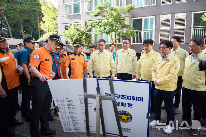 [통영=뉴시스]윤호중(앞줄 가운데) 행정안전부 장관, 박일웅(앞줄 오른쪽 첫 번째) 경남도 행정부지사, 강석주(앞줄 오른쪽서 네 번째) 통영시장 등이 18일 통영시 모 아파트에서 통영소방서 관계자로부터 지하주차장 침수 관련 피해복구 현황 보고를 받고 있다. (사진=통영시 제공) 2026.08.18. photo@newsis.com