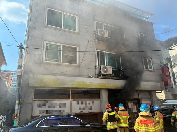 [전주=뉴시스] 18일 오후 3시33분께 전북 전주시 완산구 서신동의 한 상가 건물 1층에서 불이 나 연기가 피어오르고 있다. (사진=전북도소방본부 제공) 2026.08.18. photo@newsis.com *재판매 및 DB 금지