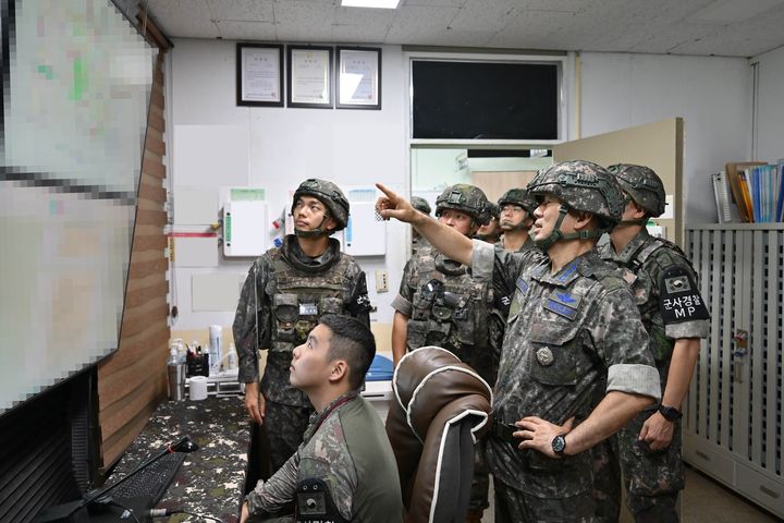 [서울=뉴시스] 18일 진영승 합참의장이 7사단 전방 GP·GOP 부대를 방문해 경계작전태세를 확인하고 있다. (사진=합동참모본부 제공) 2026.08.18. photo@newsis.com *재판매 및 DB 금지