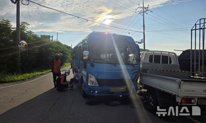 [고흥=뉴시스] 18일 오후 5시48분께 전남광주 고흥군 과역면 한 교차로에서 마을버스와 1t 트럭이 충돌해 소방당국이 구조작업을 벌이고 있다. (사진 = 전남광주통합특별시소방본부 제공) 2026.08.18. photo@newsis.com *재판매 및 DB 금지