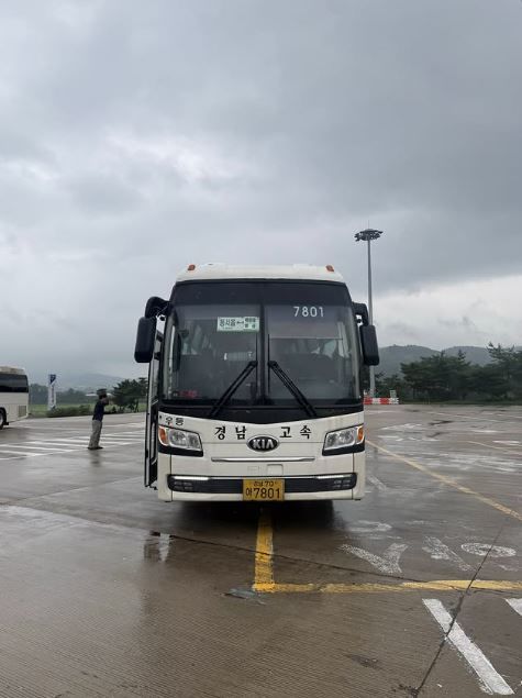 [서울=뉴시스] 고속버스 기사가 거동이 불편한 승객이 용변을 실수하자 휴게소에서 직접 씻겨주고 다시 버스에 탑승할 수 있도록 도운 사연이 화제를 모으고 있다. (사진='96.1009__' 스레드 계정 캡처)
