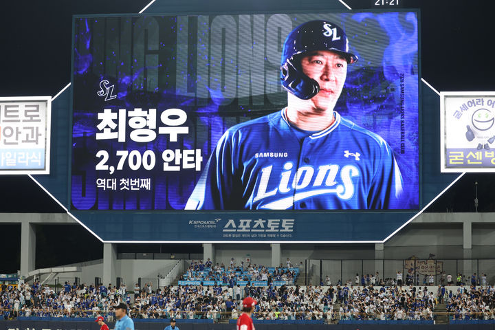[서울=뉴시스] 프로야구 삼성 라이온즈 최형우가 18일 대구 삼성라이온즈파크에서 열린 2026 신한 쏠 KBO리그 SSG 랜더스와의 경기 8회 홈런을 날리며 개인 통산 2700안타를 달성했다. (사진=삼성 라이온즈 제공) 2026.08.18. *재판매 및 DB 금지