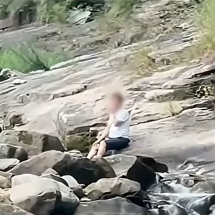 [서울=뉴시스] 충북 제천시 월악산 송계계곡에서 한 남성이 방문객들이 지켜보는 가운데 담배를 피워 논란이 일고 있다. (사진='bobaedreamtv' 유튜브 채널 캡처)