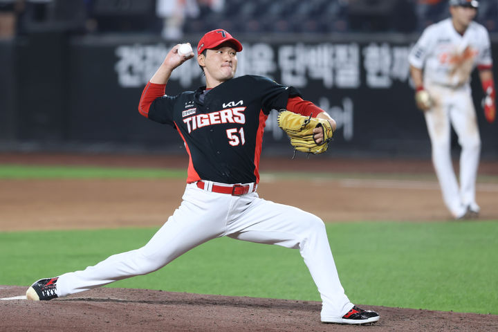 [서울=뉴시스] 프로야구 KIA 타이거즈 전상현이 18일 대전 한화생명볼파크에서 열린 2026 신한 쏠 KBO리그 한화 이글스와의 원정 경기에 7회 등판해 공을 던지고 있다. (사진=KIA 타이거즈 제공) 2026.08.18. *재판매 및 DB 금지