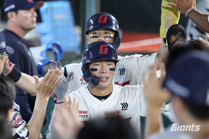 [서울=뉴시스] 프로야구 롯데 자이언츠 장두성이 18일 부산 사직구장에서 열린 2026 신한 쏠 KBO리그 키움 히어로즈와의 홈 경기에서 득점을 올린 뒤 동료들의 축하를 받고 있다. (사진=롯데 자이언츠 제공) 2026.08.18. *재판매 및 DB 금지