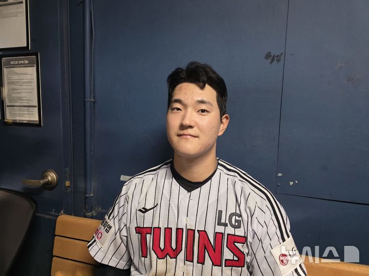 [서울=뉴시스] 김희준 기자 = 프로야구 LG 트윈스의 문정빈이 18일 잠실구장에서 열린 KT 위즈와의 경기를 마친 뒤 더그아웃에서 포즈를 취하고 있다. 2026.08.18jinxijun@newsis.com