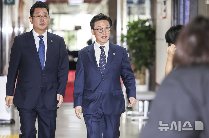 [서울=뉴시스] 정병혁 기자 = 김민석 더불어민주당 신임 당대표가 18일 서울 여의도 국회로 첫 출근을 하고 있다. 2026.08.18. jhope@newsis.com