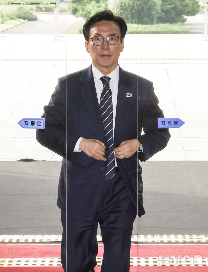 [서울=뉴시스] 정병혁 기자 = 김민석 더불어민주당 신임 당대표가 18일 서울 여의도 국회로 첫 출근을 하고 있다. 2026.08.18. jhope@newsis.com