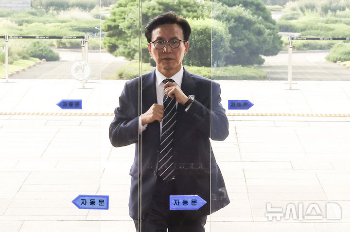 [서울=뉴시스] 정병혁 기자 = 김민석 더불어민주당 신임 당대표가 18일 서울 여의도 국회로 첫 출근을 하고 있다. 2026.08.18. jhope@newsis.com