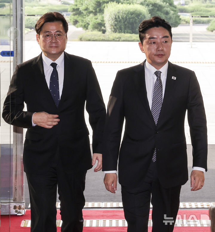 [서울=뉴시스] 정병혁 기자 = 강훈식 대통령 비서실장과 홍익표 청와대 정무수석이 김민석 더불어민주당 신임 당대표에게 축하난을 전달하기 위해 18일 서울 여의도 국회로 들어오고 있다. 2026.08.18. jhope@newsis.com