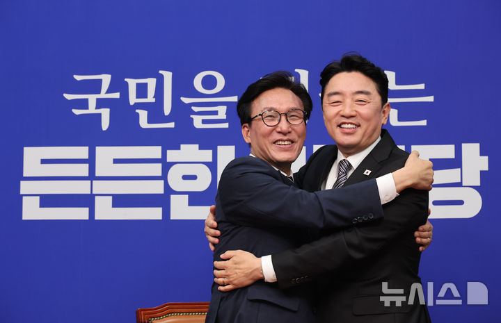 [서울=뉴시스] 최진석 기자 = 김민석(왼쪽) 더불어민주당 대표와 강훈식 대통령비서실 비서실장이 18일 여의도 국회에서 포옹하고 있다. 2026.08.18. myjs@newsis.com