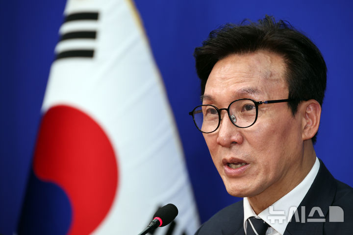 [서울=뉴시스] 최진석 기자 = 김민석 더불어민주당 대표가 18일 여의도 국회에서 강훈식 대통령비서실 비서실장과 접견하며 발언하고 있다. 2026.08.18. myjs@newsis.com