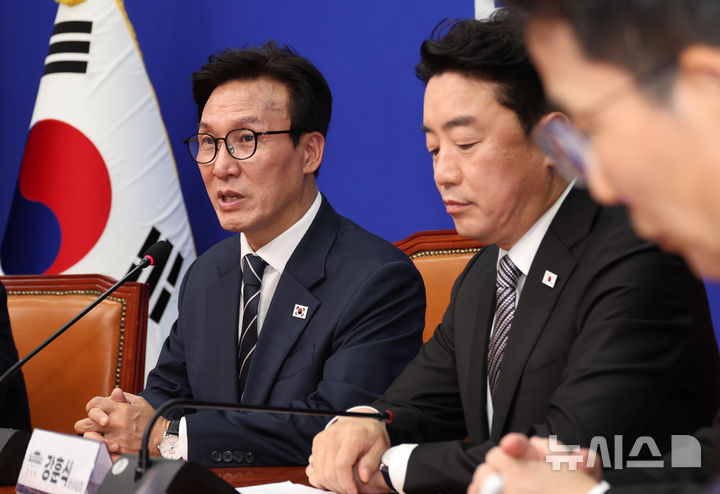 [서울=뉴시스] 최진석 기자 = 김민석(왼쪽) 더불어민주당 대표가 18일 여의도 국회에서 강훈식 대통령비서실 비서실장과 접견하며 발언하고 있다. 2026.08.18. myjs@newsis.com