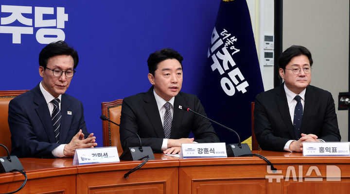 [서울=뉴시스] 최진석 기자 = 강훈식(가운데) 대통령비서실 비서실장이 18일 여의도 국회에서 김민석 더불어민주당 신임 대표를 예방해 발언하고 있다. 2026.08.18. myjs@newsis.com