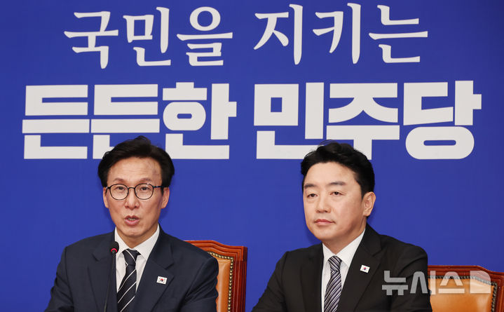 [서울=뉴시스] 최진석 기자 = 김민석(왼쪽) 더불어민주당 대표가 18일 여의도 국회에서 강훈식 대통령비서실 비서실장과 접견하며 발언하고 있다. 2026.08.18. myjs@newsis.com