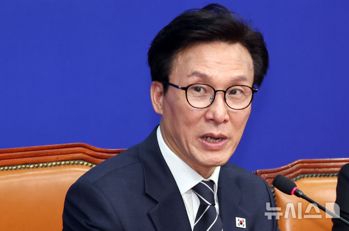 [서울=뉴시스] 최진석 기자 = 김민석 더불어민주당 대표가 18일 여의도 국회에서 강훈식 대통령비서실 비서실장과 접견하며 발언하고 있다. 2026.08.18. myjs@newsis.com