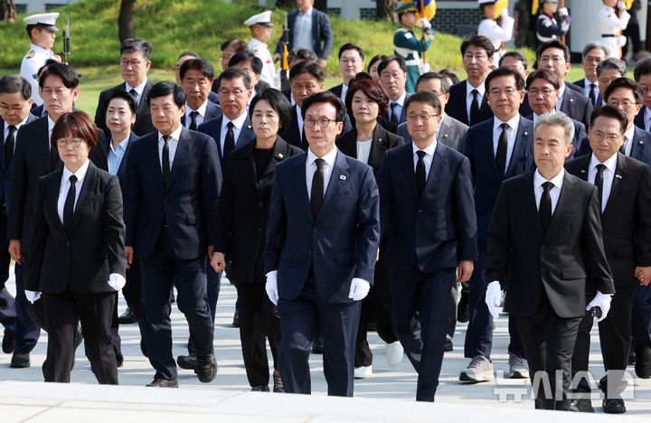 [서울=뉴시스] 이영환 기자 = 김민석 더불어민주당 대표가 18일 오전 서울 동작구 국립서울현충원 현충탑 참배를 위해 이동하고 있다. 2026.08.18. 20hwan@newsis.com