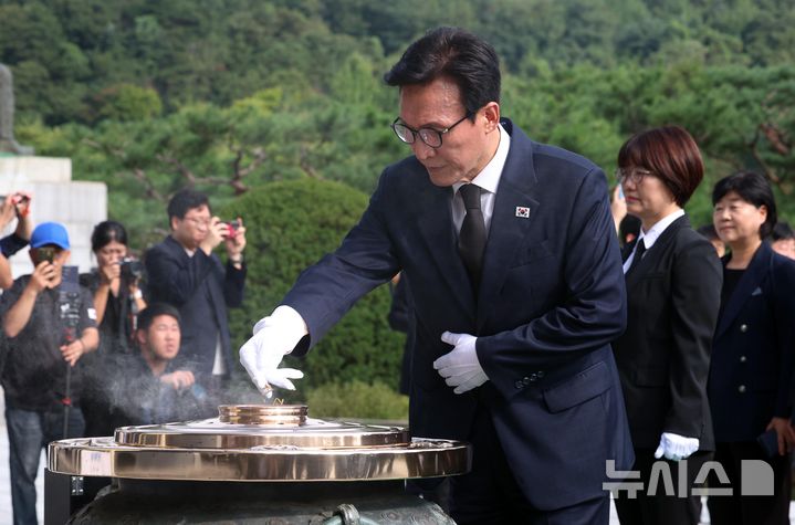 [서울=뉴시스] 이영환 기자 = 김민석 더불어민주당 대표가 18일 오전 서울 동작구 국립서울현충원 현충탑 참배를 하고 있다. 2026.08.18. 20hwan@newsis.com