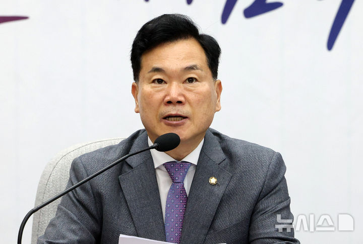 [서울=뉴시스] 고범준 기자 = 김승수 국민의힘 원내운영수석부대표가 18일 서울 여의도 국회에서 열린 원내대책회의에서 발언하고 있다. 2026.08.18. bjko@newsis.com