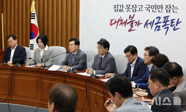 [서울=뉴시스] 고범준 기자 = 김승수 국민의힘 원내운영수석부대표가 18일 서울 여의도 국회에서 열린 원내대책회의에서 발언하고 있다.&nbsp; 이날 정점식 원내대표는 경남 집중호우 피해 현장을 찾아 긴급 점검에 나섰다. 2026.08.18. bjko@newsis.com