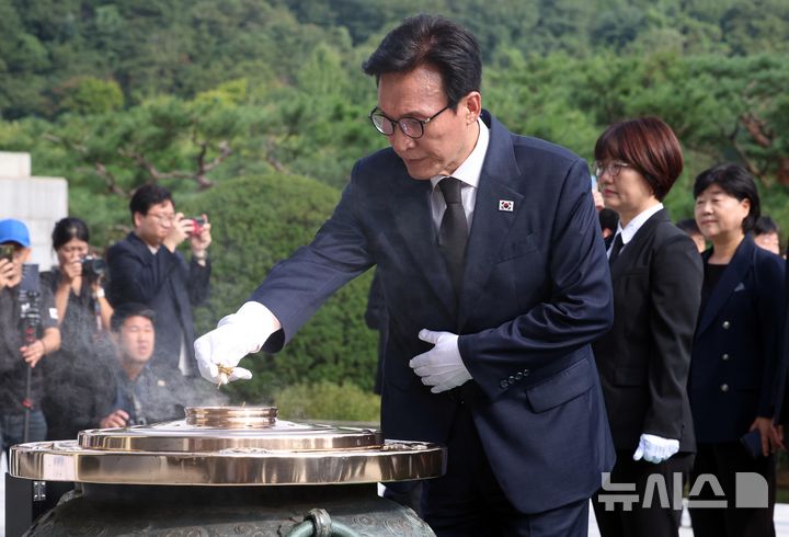 [서울=뉴시스] 이영환 기자 = 김민석 더불어민주당 대표가 18일 오전 서울 동작구 국립서울현충원 현충탑 참배를 하고 있다. 2026.08.18. 20hwan@newsis.com