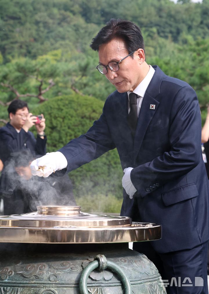 [서울=뉴시스] 이영환 기자 = 김민석 더불어민주당 대표가 18일 오전 서울 동작구 국립서울현충원 현충탑에 분향하고 있다. 2026.08.18. 20hwan@newsis.com