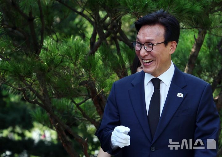 [서울=뉴시스] 이영환 기자 = 김민석 더불어민주당 대표가 18일 오전 서울 동작구 국립서울현충원 김대중 대통령 묘역 참배를 위해 들어서고 있다. 2026.08.18. 20hwan@newsis.com