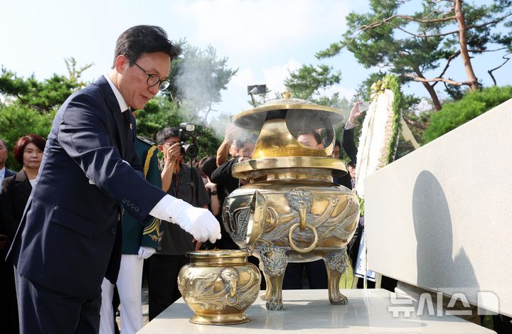 [서울=뉴시스] 이영환 기자 = 김민석 더불어민주당 대표가 18일 오전 서울 동작구 국립서울현충원 김대중 대통령 묘역 참배를 하고 있다. 2026.08.18. 20hwan@newsis.com