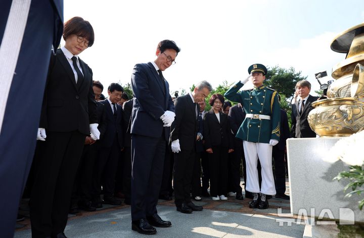 [서울=뉴시스] 이영환 기자 = 김민석 더불어민주당 대표가 18일 오전 서울 동작구 국립서울현충원 김대중 대통령 묘역 참배를 하고 있다. 2026.08.18. 20hwan@newsis.com