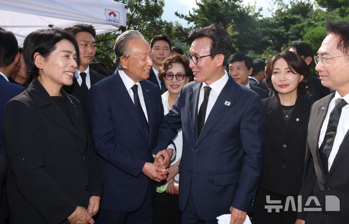 [서울=뉴시스] 이영환 기자 = 김민석 더불어민주당 대표가 18일 오전 서울 동작구 국립서울현충원 김대중 대통령 묘역 참배에 앞서 권노갑 김대중재단 이사장과 인사를 나누고 있다. 2026.08.18. 20hwan@newsis.com