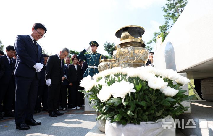 [서울=뉴시스] 이영환 기자 = 김민석 더불어민주당 대표가 18일 오전 서울 동작구 국립서울현충원 김대중 대통령 묘역 참배를 하고 있다. 2026.08.18. 20hwan@newsis.com