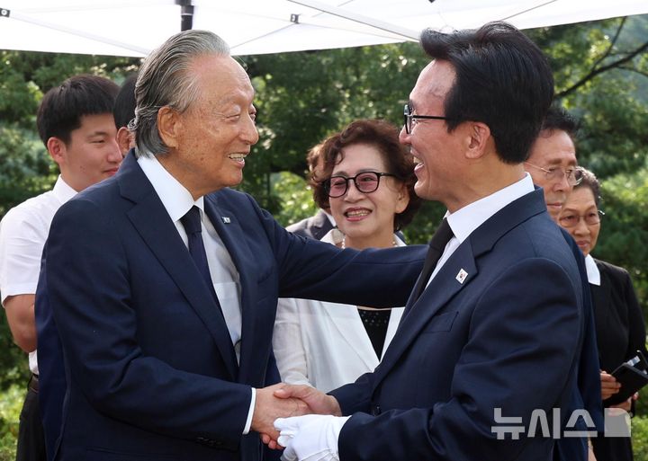 [서울=뉴시스] 이영환 기자 = 김민석 더불어민주당 대표가 18일 오전 서울 동작구 국립서울현충원 김대중 대통령 묘역 참배에 앞서 권노갑 김대중재단 이사장과 대화를 나누고 있다. 2026.08.18. 20hwan@newsis.com