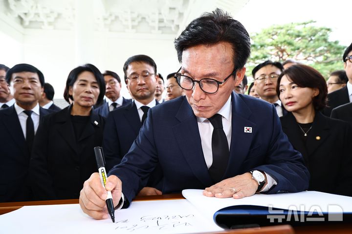 [서울=뉴시스] 이영환 기자 = 김민석 더불어민주당 대표가 18일 오전 서울 동작구 국립서울현충원 현충탑 참배를 마친 뒤 방명록을 작성하고 있다. (공동취재) 2026.08.18. photo@newsis.com