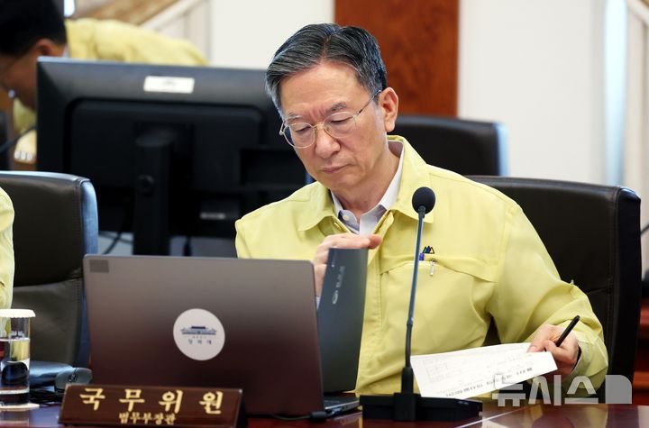 [서울=뉴시스] 김진아 기자 = 정성호 법무부 장관이 18일 청와대에서 열린 제1회 을지국무회의에 앞서 자료를 살펴보고 있다. 2026.08.18. bluesoda@newsis.com
