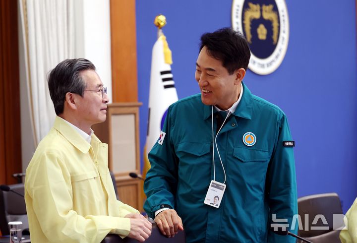 [서울=뉴시스] 김진아 기자 = 오세훈 서울시장과 김용범 정책실장이 18일 청와대에서 열린 제1회 을지국무회의에 참석해 대화하고 있다. 2026.08.18. bluesoda@newsis.com