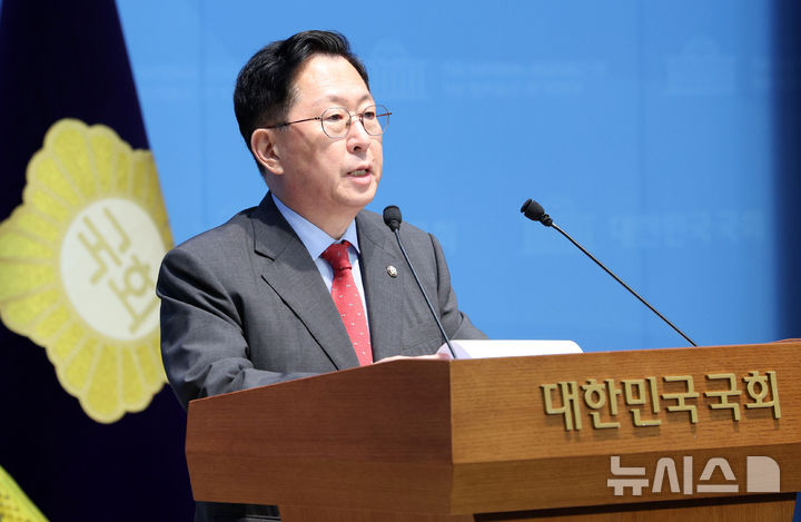 [서울=뉴시스] 고범준 기자 = 유용원 국민의힘 의원이 지난 18일 서울 여의도 국회 소통관에서 우크라이나 북한군 추가 파병 대응 전략 관련 기자회견을 하고 있다. 2026.08.18. bjko@newsis.com