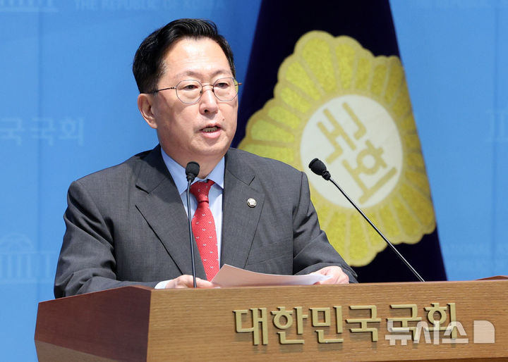 [서울=뉴시스] 고범준 기자 = 유용원 국민의힘 의원이 18일 서울 여의도 국회 소통관에서 우크라이나 북한군 추가 파병 대응 전략 관련 기자회견을 하고 있다. 2026.08.18. bjko@newsis.com