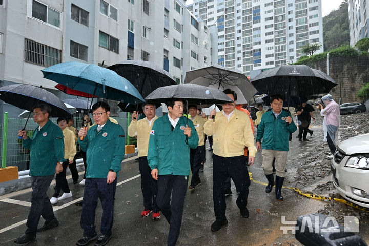 [거제=뉴시스] 차용현 기자 = 국민의힘 장동혁 대표가 18일 오전 폭우 피해를 입은 경남 거제시 한 아파트를 찾아 피해 현장을 둘러보고 있다. 2026.08.18. con@newsis.com