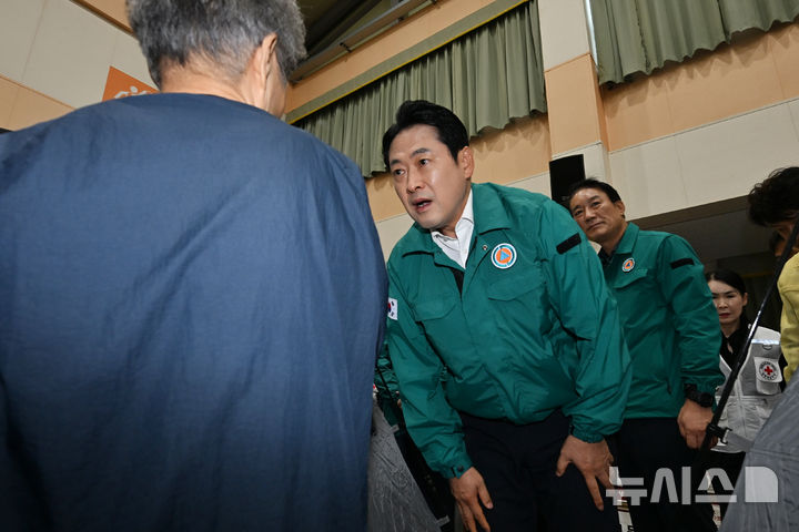 [거제=뉴시스] 차용현 기자 = 국민의힘 장동혁 대표가 18일 오전 폭우 피해를 입은 경남 거제시를 찾아 옥포초등학교에 마련된 대피소에서 수재민을 위로하고 있다. 2026.08.18. con@newsis.com
