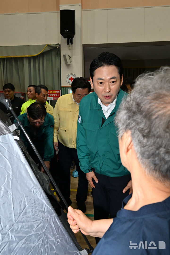 [거제=뉴시스] 차용현 기자 = 국민의힘 장동혁 대표가 18일 오전 폭우 피해를 입은 경남 거제시를 찾아 옥포초등학교에 마련된 대피소에서 수재민을 위로하고 있다. 2026.08.18. con@newsis.com