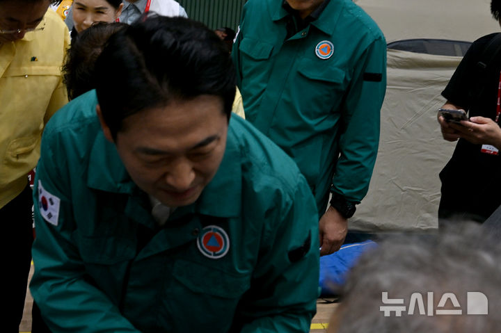[거제=뉴시스] 차용현 기자 = 국민의힘 장동혁 대표가 18일 오전 폭우 피해를 입은 경남 거제시를 찾아 옥포초등학교에 마련된 대피소에서 수재민을 위로하고 있다. 2026.08.18. con@newsis.com