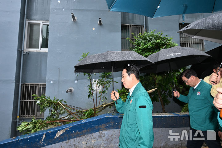 [거제=뉴시스] 차용현 기자 = 국민의힘 장동혁 대표가 18일 오전 폭우 피해를 입은 경남 거제시 한 아파트를 찾아 피해 현장을 둘러보고 있다. 2026.08.18. con@newsis.com